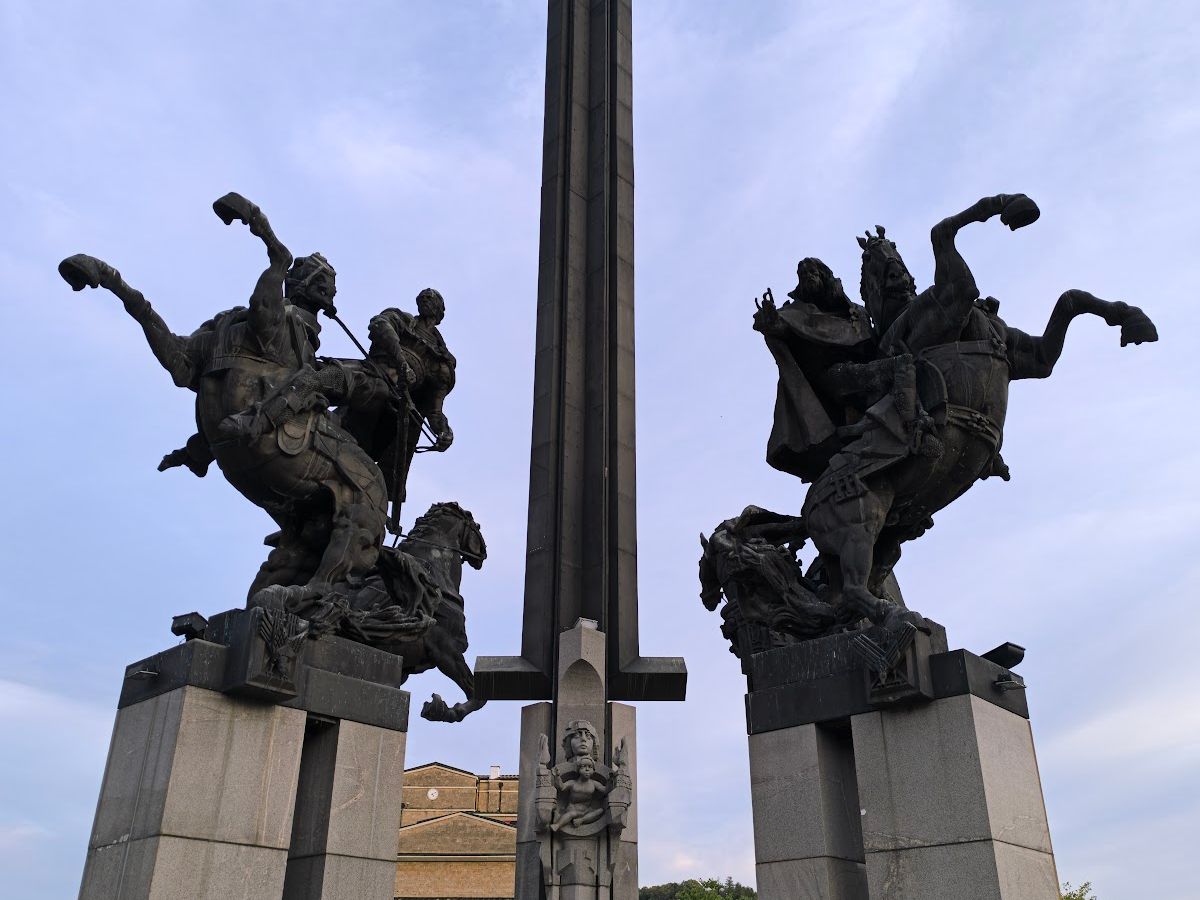 Паметник "Асеневци" – снимка 1