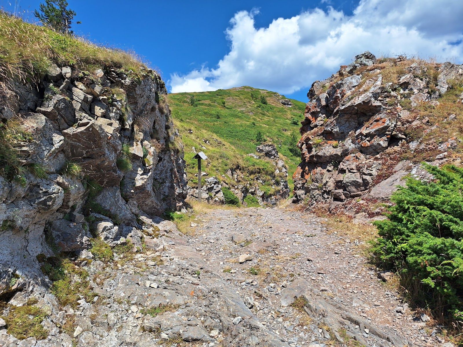 Kale Adzhamka (“The Cut Rock”)