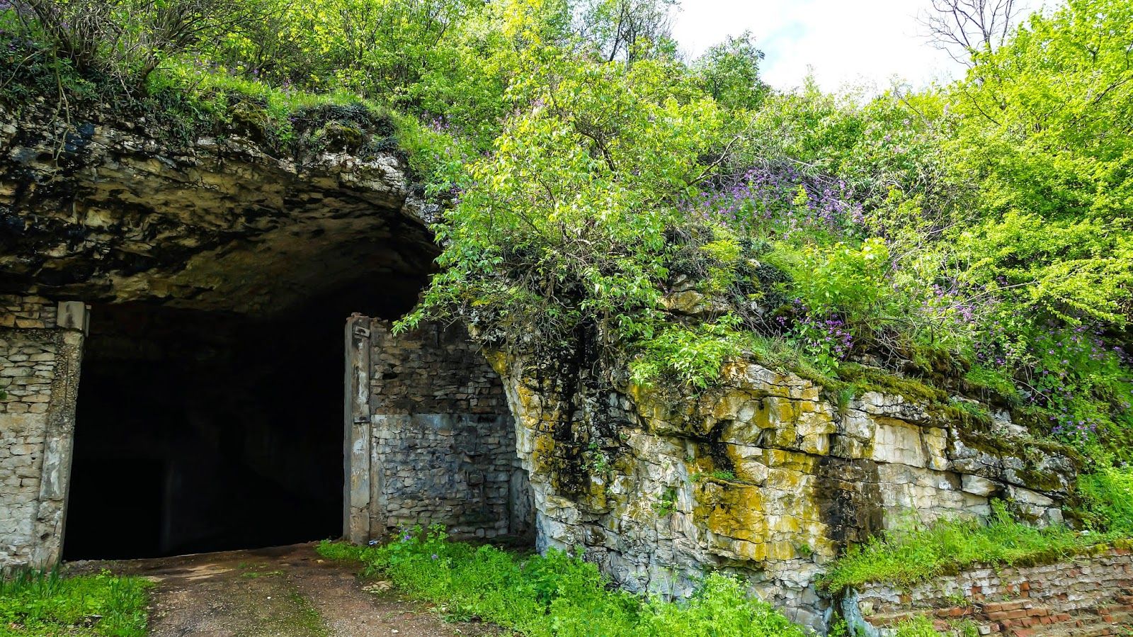 Lazhenska Cave (Mandrata)