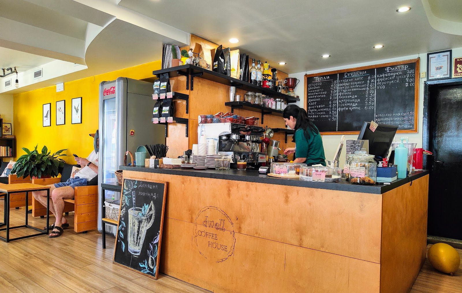 Dwell Coffee House – снимка 3