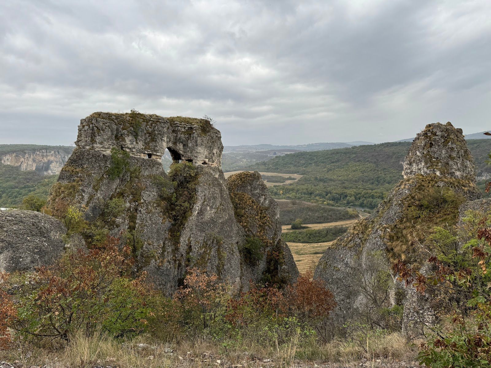 Trail to the rock formation Provartenika 
