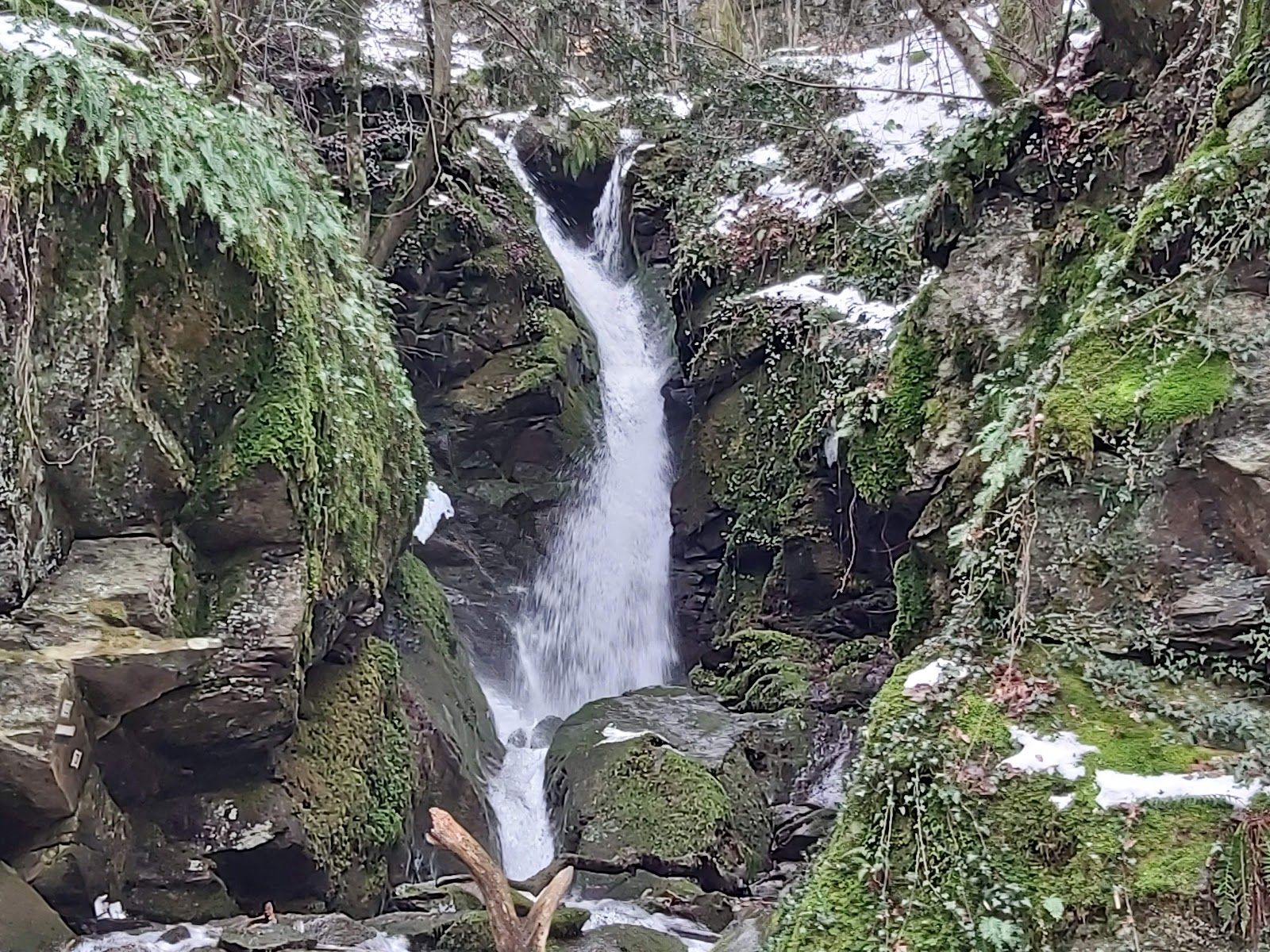 Leshnishki Waterfall