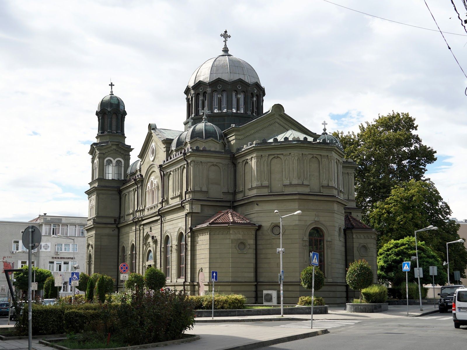 Храм-паметник "Св. св. Кирил и Методий" – снимка 2