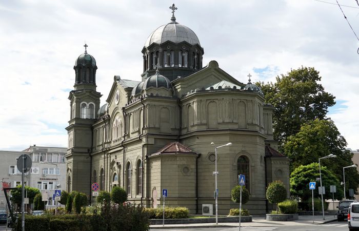 Храм-паметник "Св. св. Кирил и Методий" – снимка 2