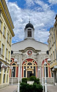 Влезте в красивата Катедралната църква "Света Троица"