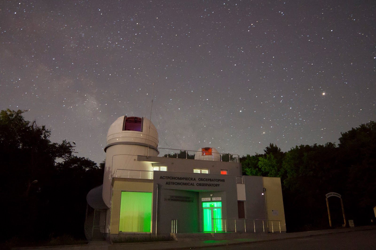 Astronomical observatory with planetarium