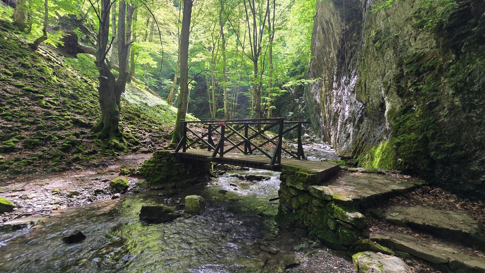 Under the Splashes of the Waterfall - Ecotrail