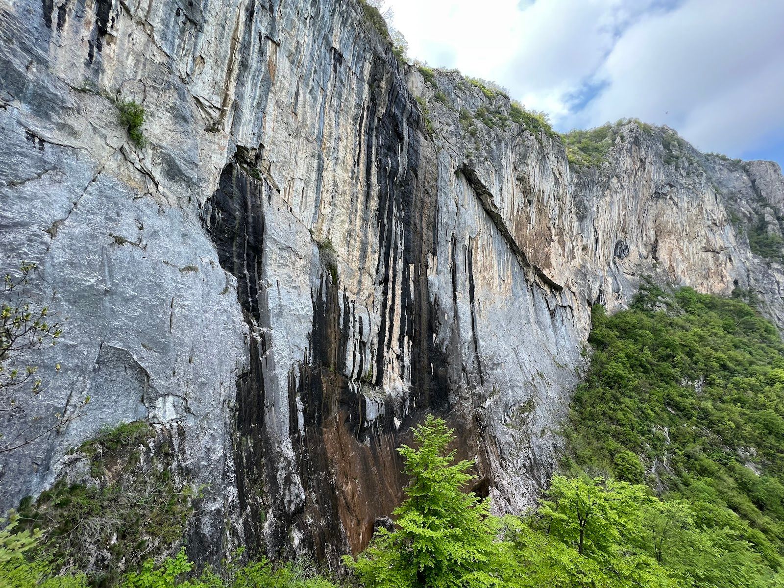 Skaklya Waterfall