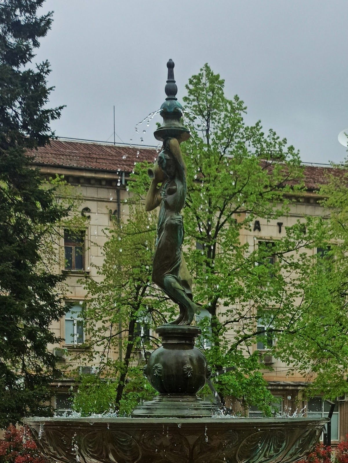 Фонтан до Съдебната палата – снимка 5