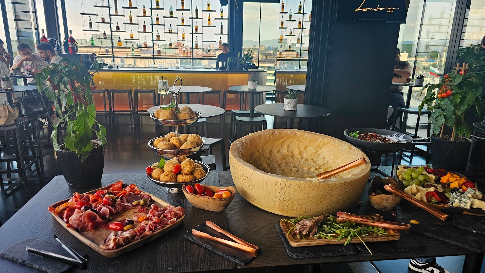 Sense Rooftop Bar – снимка 4