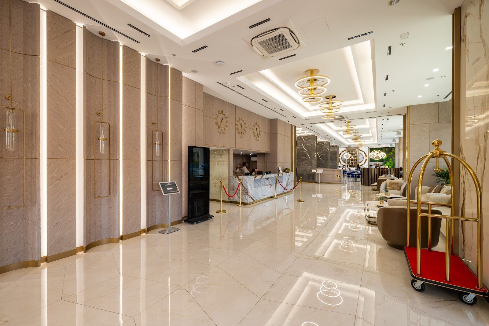 East Plaza Hotel – снимка 3