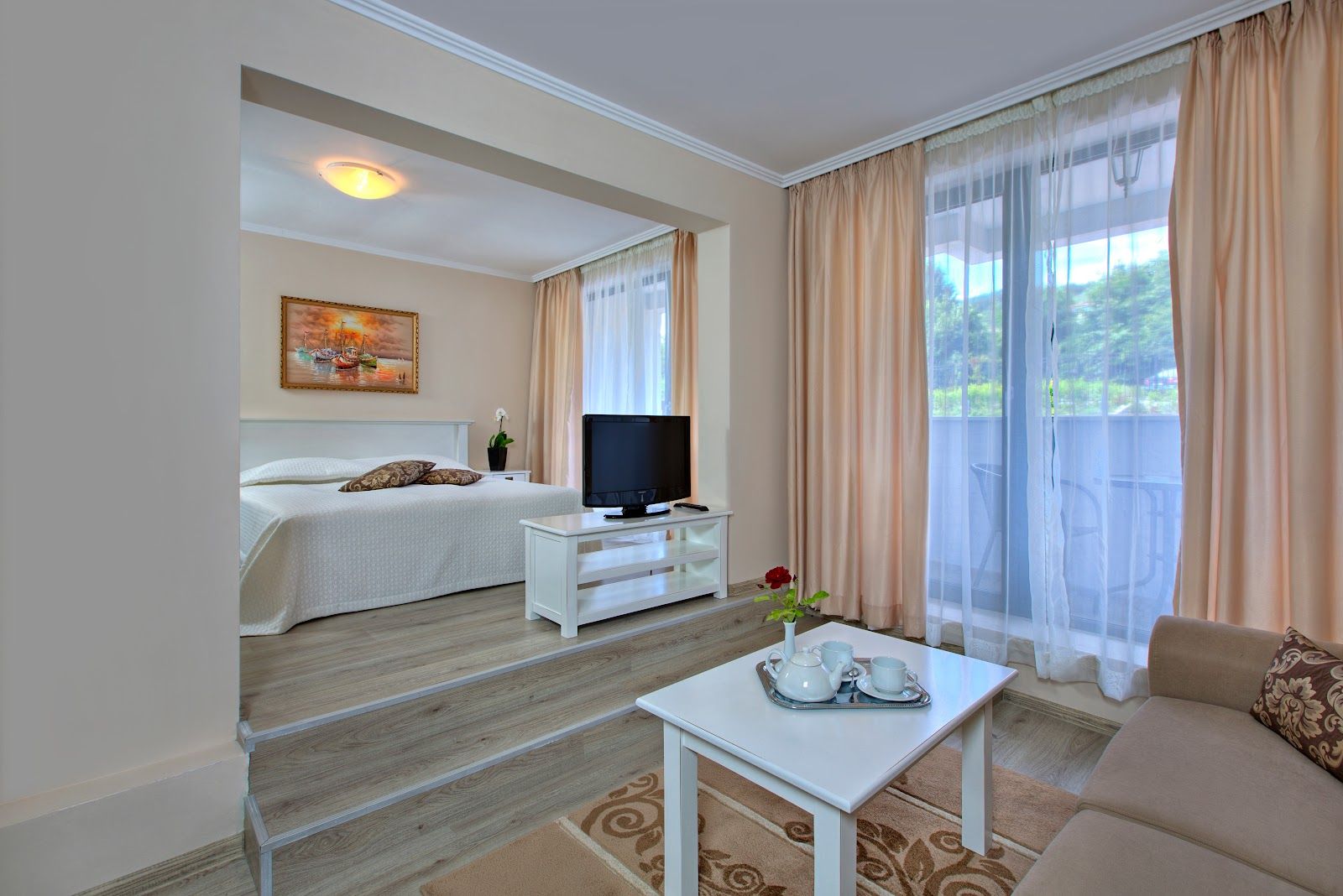 White Rock Castle Suite Hotel & Spa – photo 2