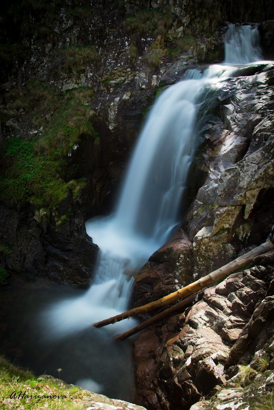 Sartseto ("The Heart") Waterfall