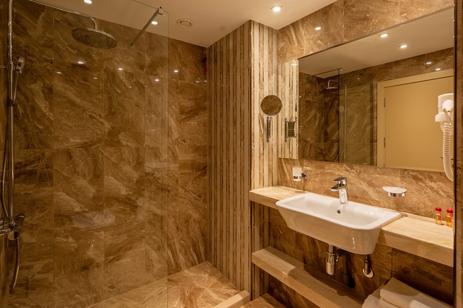 Astoria Grand Hotel – снимка 5